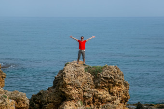 完整的长度肖像年轻的男人。<strong>看海</strong>波从岩石海岸克里特岛希腊完整的长度肖像年轻的男人。<strong>看海</strong>波克里特岛希腊