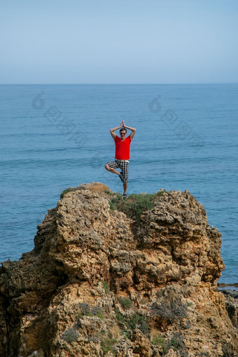 完整的长度肖像年轻的男人。<strong>看海</strong>波从岩石海岸克里特岛希腊完整的长度肖像年轻的男人。<strong>看海</strong>波克里特岛希腊