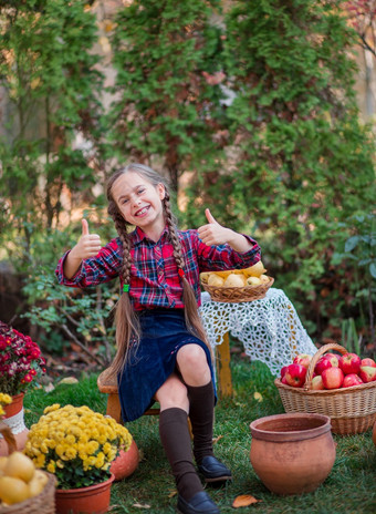 可爱的小女孩拥抱南瓜的秋天花园庆祝秋天收获可爱的小女孩拥抱南瓜的秋天花园