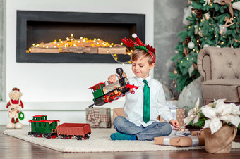 好早....快乐小男孩与礼物玩具火车下的圣诞节树<strong>新</strong>一年rsquo早....时间<strong>奇迹</strong>和实现欲望快乐圣诞节好早....快乐小男孩与礼物玩具火车下的圣诞节树<strong>新</strong>一年rsquo早....时间完成祝愿