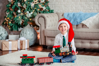 好早....快乐小男孩与礼物玩具火车下的圣诞节树新一年rsquo早....时间奇迹和实现欲望快乐圣诞节好早....快乐小男孩与礼物玩具火车下的圣诞节树新一年rsquo早....时间完成祝愿