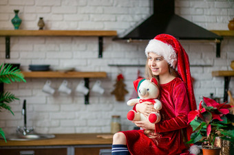 快乐圣诞节可爱的小女孩圣诞老人他持有泰迪熊坐着的厨房等待为的假期时间<strong>奇迹</strong>和实现欲望快乐圣诞节可爱的小女孩圣诞老人他持有泰迪熊坐着的厨房等待为的假期