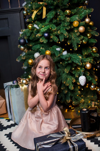 小女孩下的圣诞节树女孩与礼物下的树<strong>期待</strong>魔法礼物从圣诞老人老人小女孩下的圣诞节树女孩与礼物下的树<strong>期待</strong>魔法