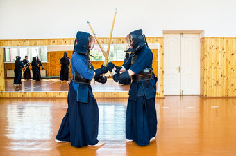 日本武术艺术战斗的剑学校为孩子们和成年人日本武术艺术剑战斗
