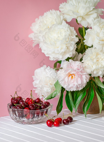 大花束牡丹陶瓷花瓶的表格樱桃碗浪漫的情绪大花束牡丹陶瓷花瓶的表格樱桃碗