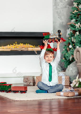 好早....快乐小男孩与礼物玩具火车下的圣诞节树<strong>新</strong>一年rsquo早....时间<strong>奇迹</strong>和实现欲望快乐圣诞节好早....快乐小男孩与礼物玩具火车下的圣诞节树<strong>新</strong>一年rsquo早....时间完成祝愿