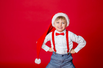快乐圣诞节可爱的快乐的狡猾的小男孩圣诞老人老人他红色的背景快乐童年与梦想和礼物特写镜头婴儿rsquo开放口牛奶牙下降了出快乐圣诞节可爱的快乐的小男孩圣诞老人老人他红色的背景