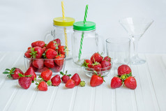 新鲜的草莓碗白色背景前的观点新鲜的草莓碗白色背景