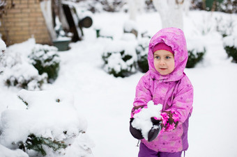 快乐的孩子造型雪球在户外冬天一天冬天游戏快乐的孩子造型雪球在户外冬天一天