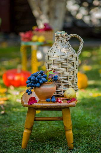 秋天场景与植物南瓜苹果柳条篮子陶瓷锅木椅子古董风格作文的花园在户外秋天场景与植物南瓜苹果柳条篮子陶瓷锅木椅子古董风格作文的花园