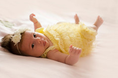 可爱的两个个月老婴儿女孩说谎她的回来粉红色的毯子