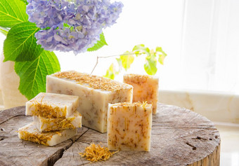 自制的聚和<strong>茶树</strong>Herbal自然肥皂使用橄榄石油非洲酪脂树和可可黄油