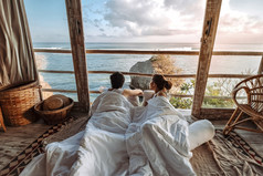 夫妇享受早....假期热带海滩平房看海洋视图放松假期Uluwatu巴厘岛印尼