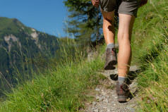 女人回来穿短徒步旅行路径高山山