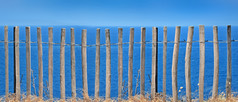 全景视图木栅栏前面蓝色的海