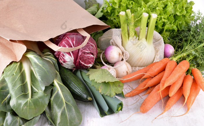 蔬菜可重用的和纸袋在其他新鲜的蔬菜白色表格蔬菜纸袋在其他新鲜的蔬菜白色表格