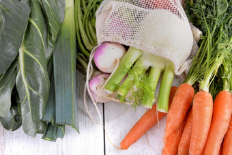 新鲜的蔬菜袋在其他新鲜的蔬菜白色表格蔬菜可重用的袋在其他新鲜的蔬菜白色表格
