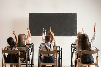 学校孩子们教室教训的小男孩和女孩坐着桌子回来学校教育教室教训学习生活方式童年概念学校孩子们教室教训