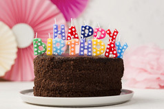 蛋糕与快乐生日蜡烛