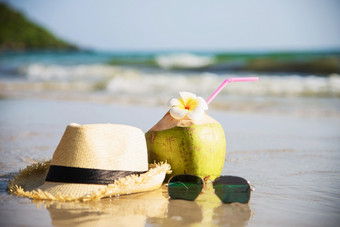新鲜的椰子与他和太阳眼镜清洁沙子海滩与<strong>海波</strong>背景新鲜的水果与海沙子太阳假期背景概念新鲜的椰子与他和太阳眼镜清洁沙子海滩与<strong>海波</strong>背景