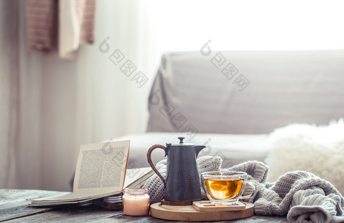 舒适的秋天仍然生活与杯茶和装饰项目的生活房间首页安慰概念舒适的秋天仍然生活与杯茶