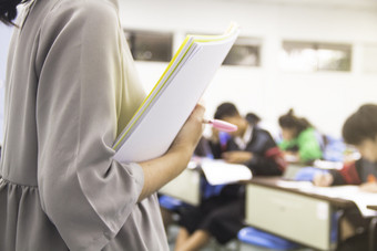 老师教学生和背景学生在研究测试测试和考试大讲座房间大学教室学生是统一的教室教育学校