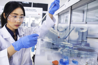 室内清洁<strong>现代白色</strong>医疗化学实验室背景实验室科学家工作实验室与吸管和测试管实验室概念与亚洲女人化学家