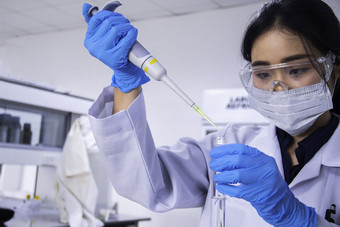 室内清洁<strong>现代白色</strong>医疗化学实验室背景实验室科学家工作实验室与微量吸液管吸管和测试管实验室概念与亚洲女人化学家