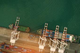 空中视图海港口容器货物加载船进口出口业务物流运费运输航运业务物流贸易港口和航运货物港