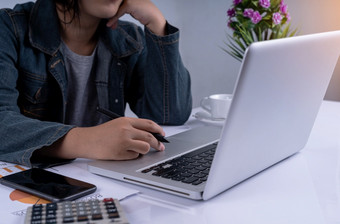 业务女人工作和看的电脑无聊女人打字她的电脑使使用技术强调女人手指紧迫的触控板而她的无聊懒惰的工作