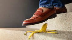 事故每天生活概念男人。步进下来楼梯香蕉皮保险业务比喻