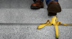 事故每天生活概念男人。步进下来楼梯香蕉皮保险业务比喻