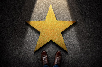 成功业务个人人才概念前视图业务人工作鞋子站前面金明星光闪亮的的黑暗水泥地板上