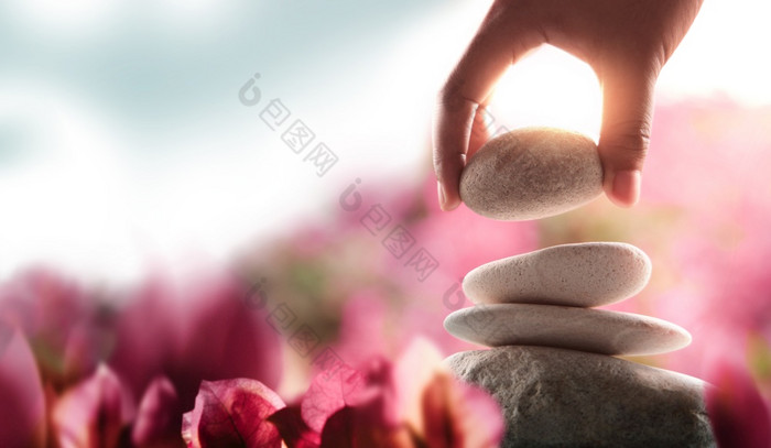 生活平衡概念平衡心灵魂和精神精神冥想实践手设置白色自然石头堆栈