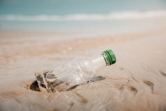 环境生态哪可再生概念塑料瓶浪费的海滩沙子