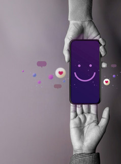 客户经验概念快乐客户端给微笑表情符号通过移动电话品牌反馈智能手机积极的审查在线满意度调查