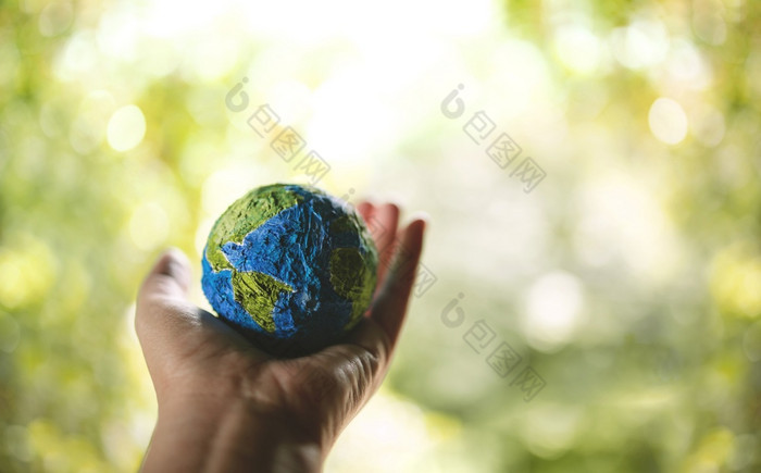 环境、社会和治理世界地球一天概念绿色能源可再生和可持续发展的资源环境和生态哪手持有手工制作的全球自然