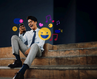 快乐的年轻的亚洲商人使用移动电话的城市享受社会媒体应用程序包围许<strong>多图</strong>标