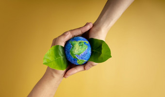 世界地球一天概念绿色能源环境、社会和治理可再生和可持续发展的资源环境和生态哪手人拥抱绿色叶和手工制作的全球