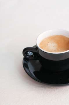 表示咖啡黑色的杯子光桌布黑色的杯子光桌布