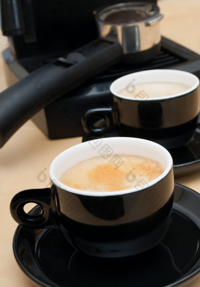 两个杯表示咖啡与咖啡机背景