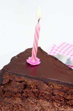 特写镜头生日蛋糕巧克力甜点与燃烧蜡烛
