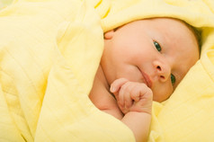 新生儿婴儿的床上下黄色的毯子