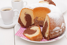传统的自制的大理石蛋糕古格尔胡普夫而且杯表示咖啡