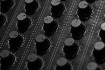 音频声音混合机控制台声音混合桌子上音乐混合机控制面板记录工作室音频混合控制台和调整旋钮声音工程师声音混合机控制广播广播