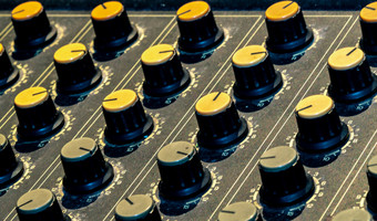 音频声音混合机控制台声音混合桌子上音乐混合机控制面板记录工作室音频混合控制台与爸爸和调整旋钮声音工程师声音混合机控制广播广播