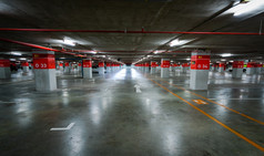 空地下车停车很多地下车停车车库购物购物中心国际机场室内停车区域混凝土地下室地板上停车车库室内建筑的城市