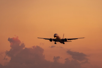 商业航空公司乘客飞机着陆机场与美丽的日落天空和云到来飞行飞机飞行行为着陆飞机开放光的晚上飞行