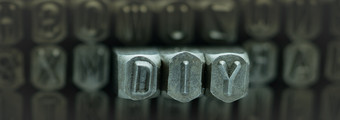 Diy拼写从金属邮票字母穿孔Diy单词站为你自己概念
