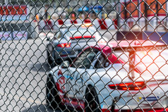 赛车运动车赛车沥青路视图从的栅栏网网模糊车赛马场背景超级赛车车街电路汽车行业概念